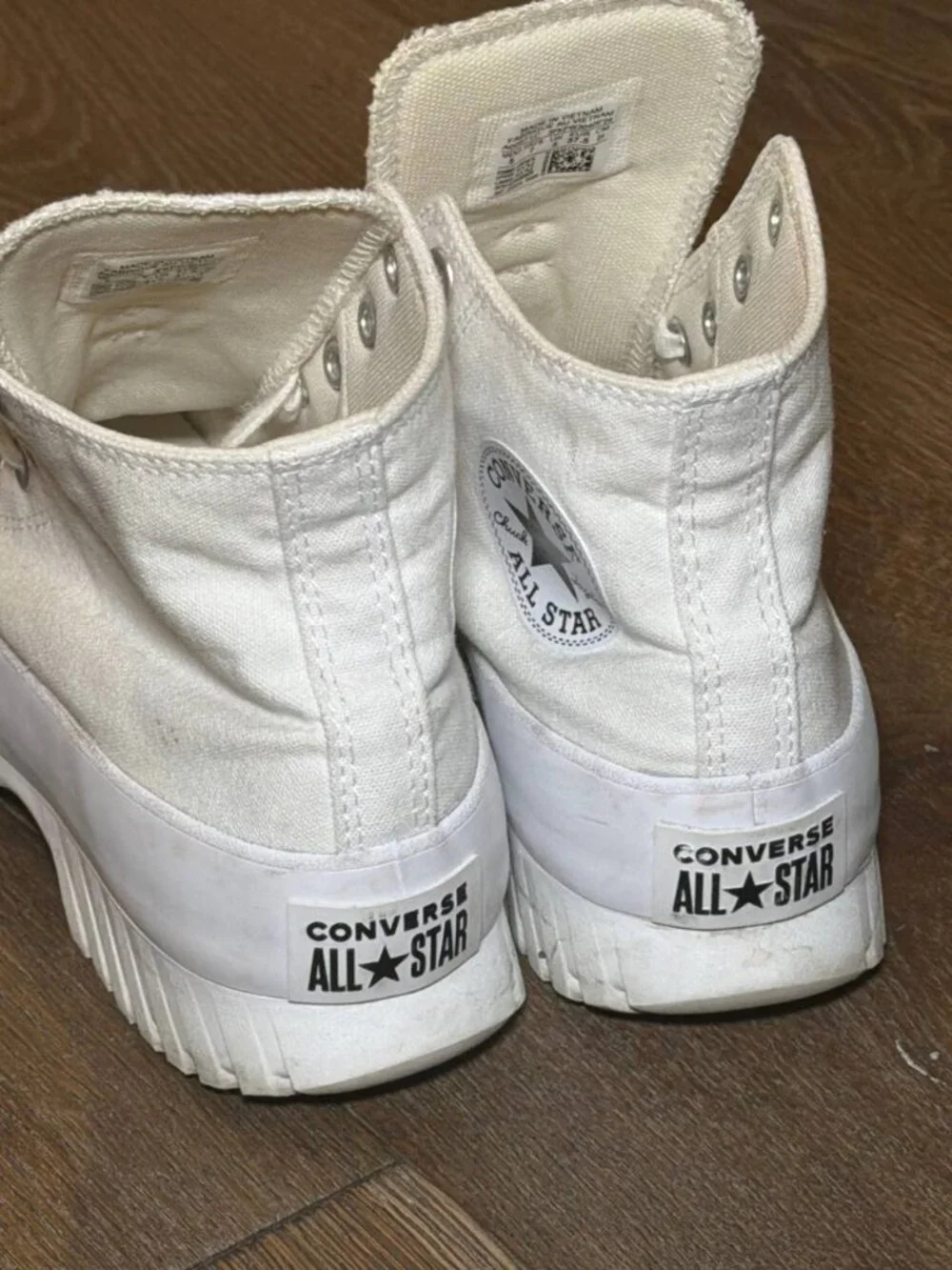 High-Top Sneakers Womens Size 7 - Barely Worn - Picture 4 of 8